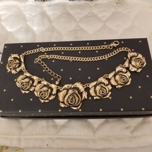 Super cute rose necklace